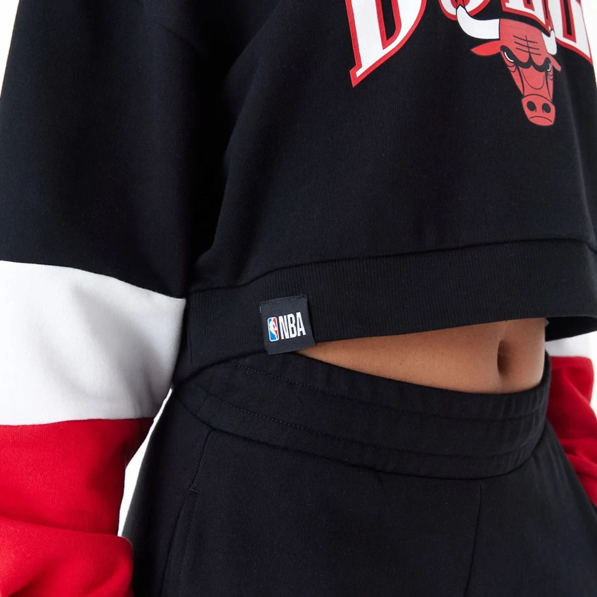 Chicago Bulls Womens NBA Colour Block Black Crop Crew Neck Sweatshirt NEW ERA