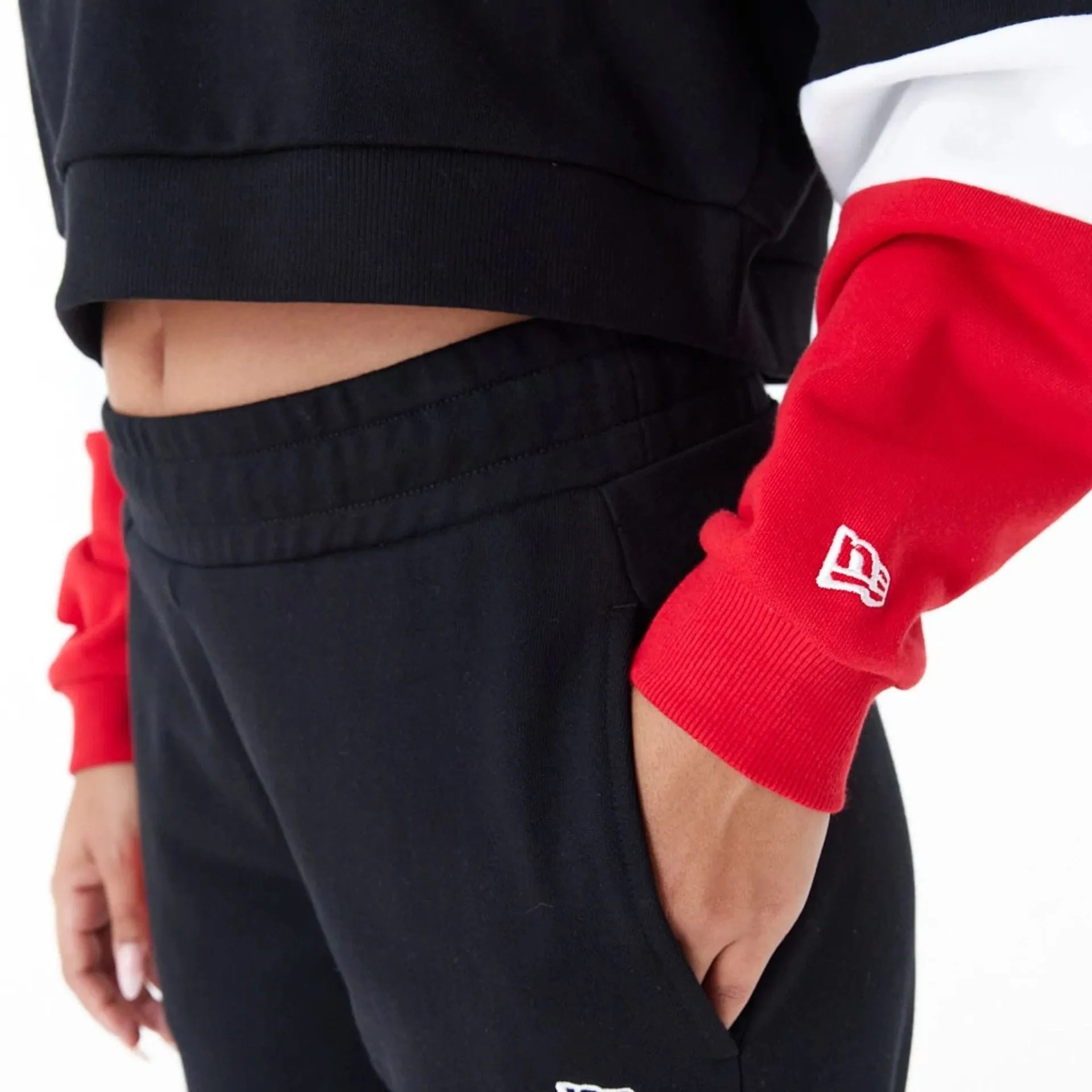 Chicago Bulls Womens NBA Colour Block Black Crop Crew Neck Sweatshirt NEW ERA