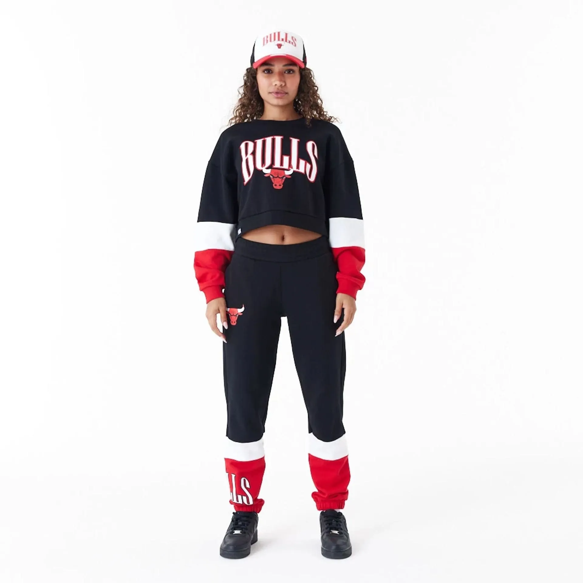 Chicago Bulls Womens NBA Colour Block Black Crop Crew Neck Sweatshirt NEW ERA