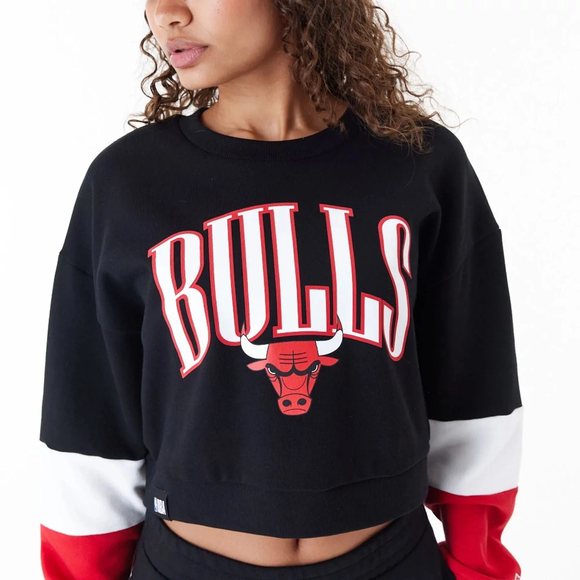 Chicago Bulls Womens NBA Colour Block Black Crop Crew Neck Sweatshirt NEW ERA