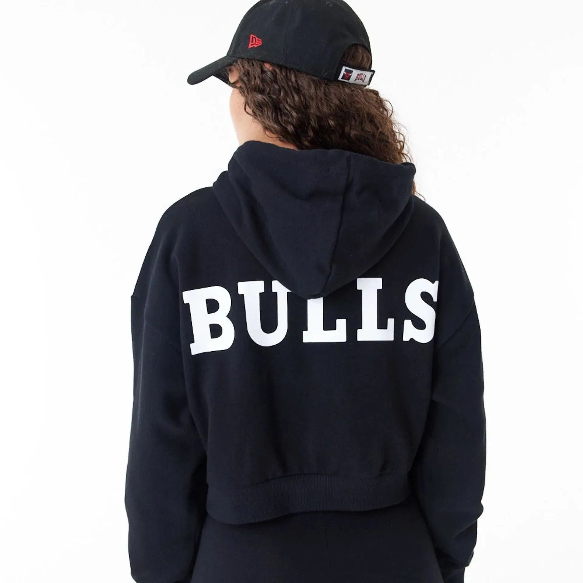 Chicago Bulls Womens NBA Team Logo Black Crop Pullover Hoodie NEW ERA