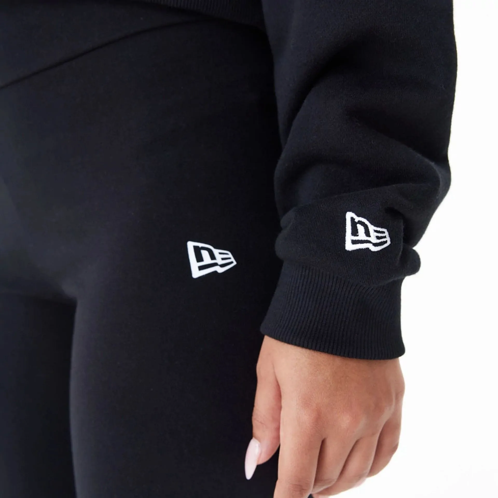 Chicago Bulls Womens NBA Team Logo Black Crop Pullover Hoodie NEW ERA