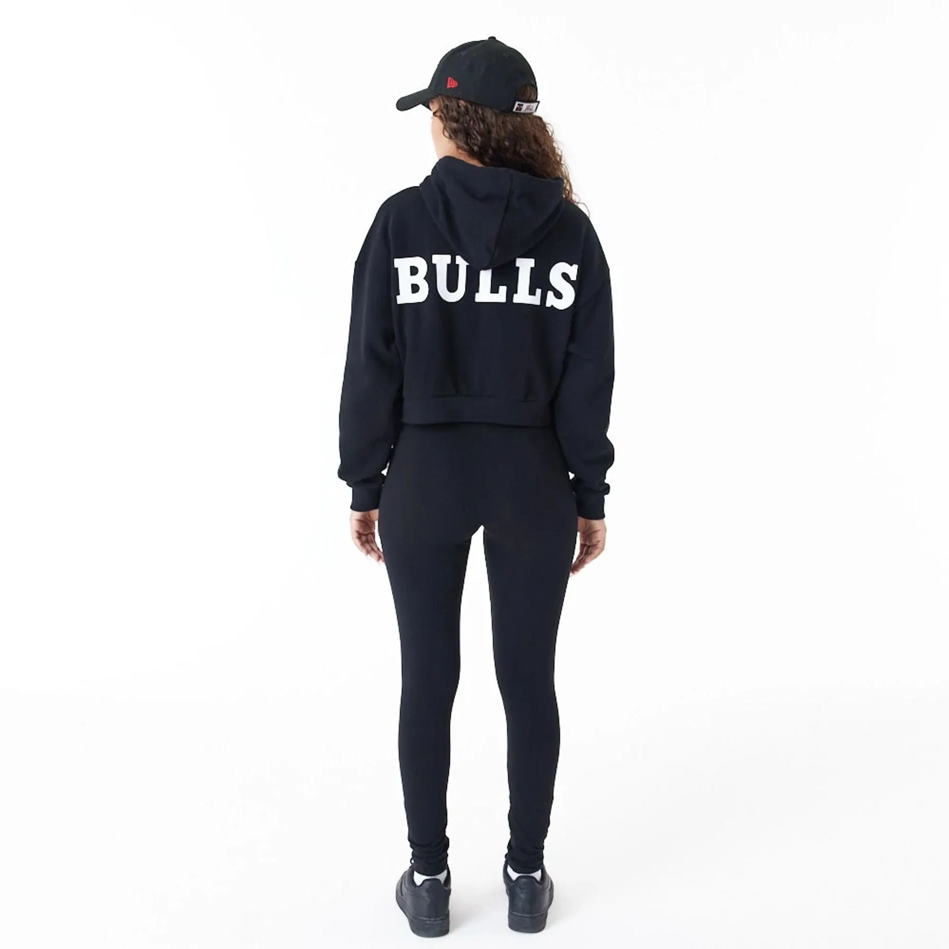 Chicago Bulls Womens NBA Team Logo Black Crop Pullover Hoodie NEW ERA