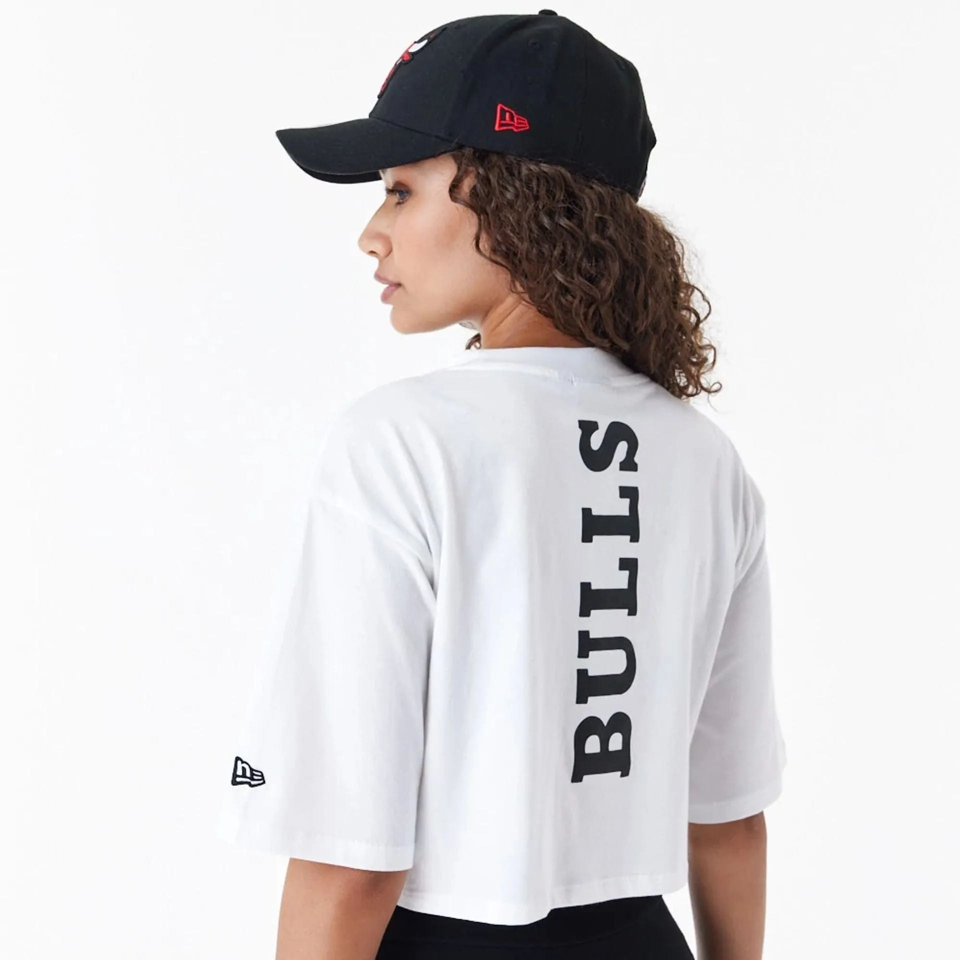 Chicago Bulls Womens NBA Team Logo White Crop T-Shirt NEW ERA