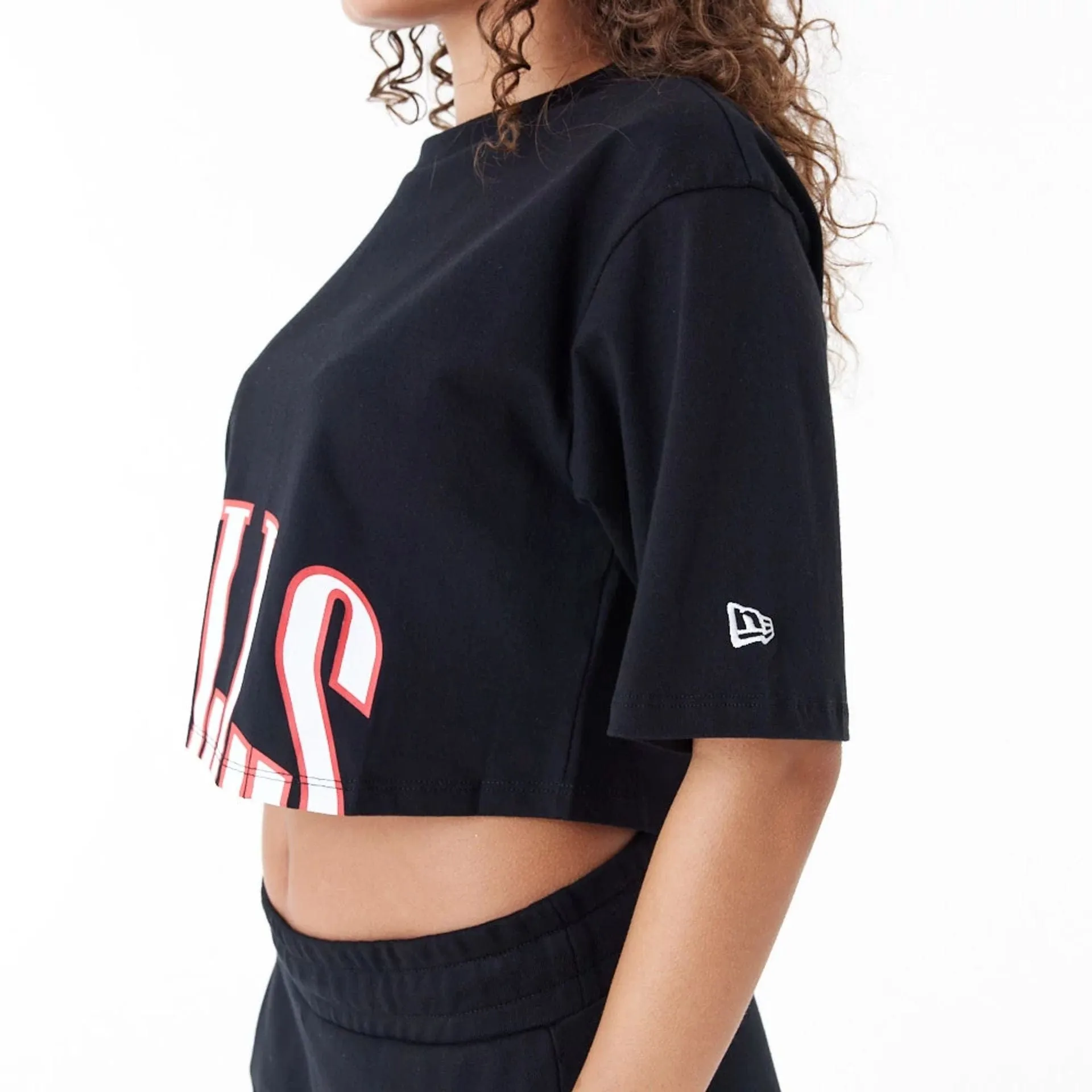 Chicago Bulls Womens NBA Team Wordmark Black Crop T-Shirt NEW ERA