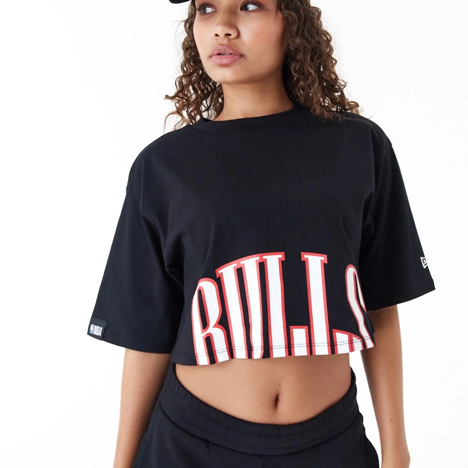 Chicago Bulls Womens NBA Team Wordmark Black Crop T-Shirt NEW ERA