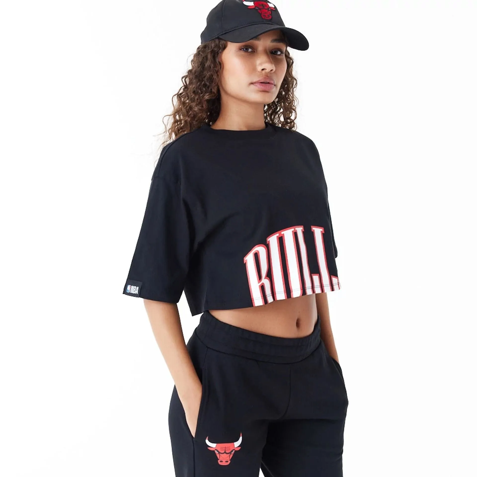 Chicago Bulls Womens NBA Team Wordmark Black Crop T-Shirt NEW ERA