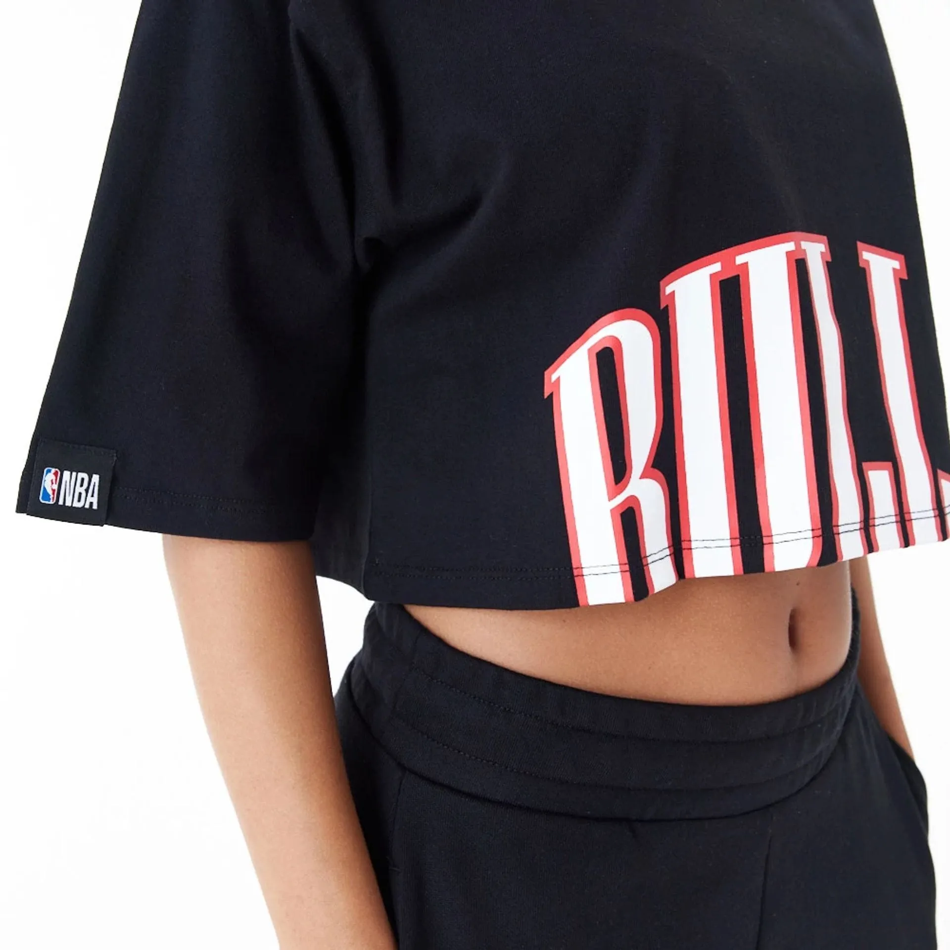 Chicago Bulls Womens NBA Team Wordmark Black Crop T-Shirt NEW ERA
