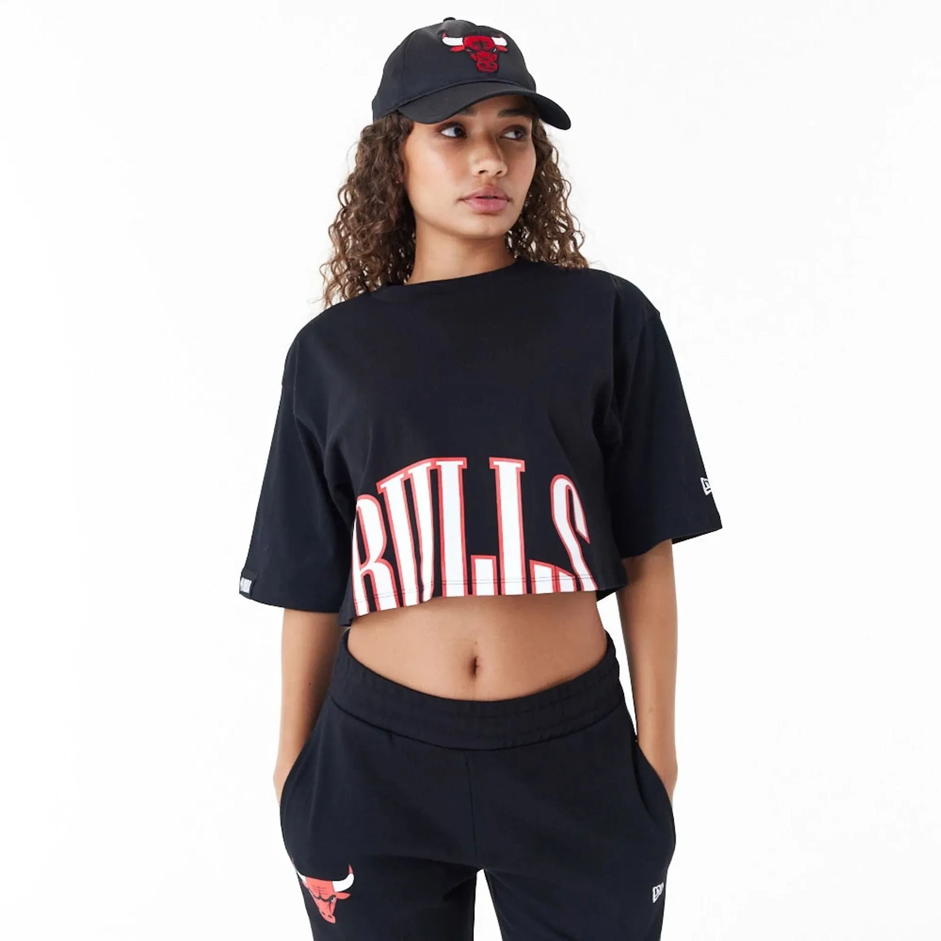 Chicago Bulls Womens NBA Team Wordmark Black Crop T-Shirt NEW ERA