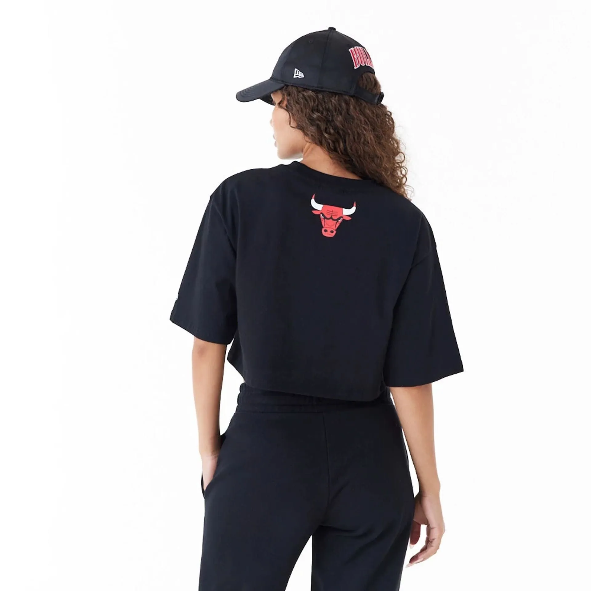 Chicago Bulls Womens NBA Team Wordmark Black Crop T-Shirt NEW ERA