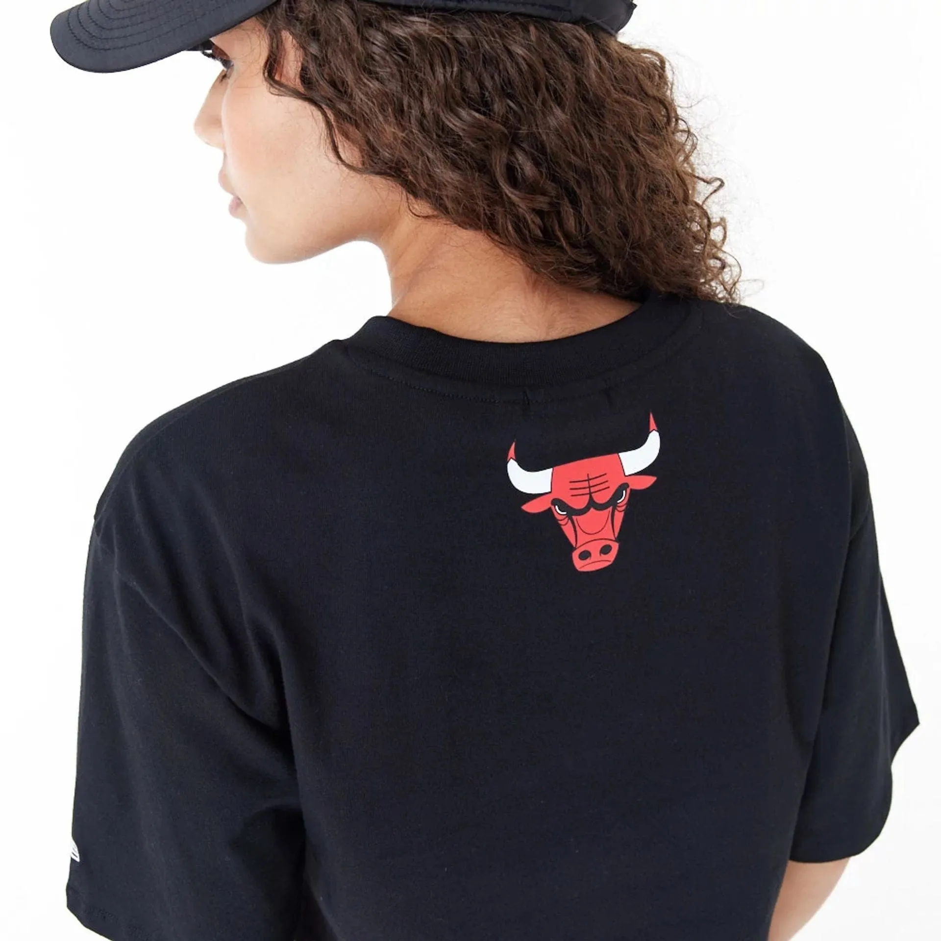Chicago Bulls Womens NBA Team Wordmark Black Crop T-Shirt NEW ERA