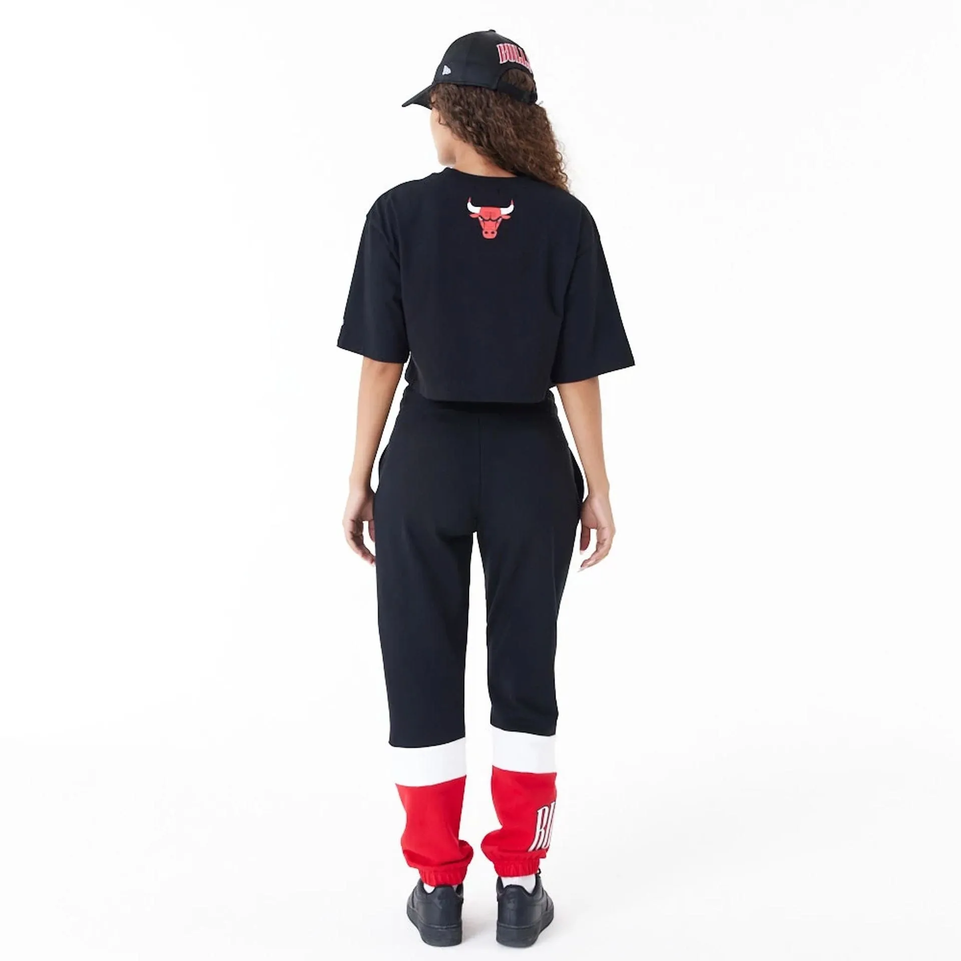 Chicago Bulls Womens NBA Team Wordmark Black Crop T-Shirt NEW ERA