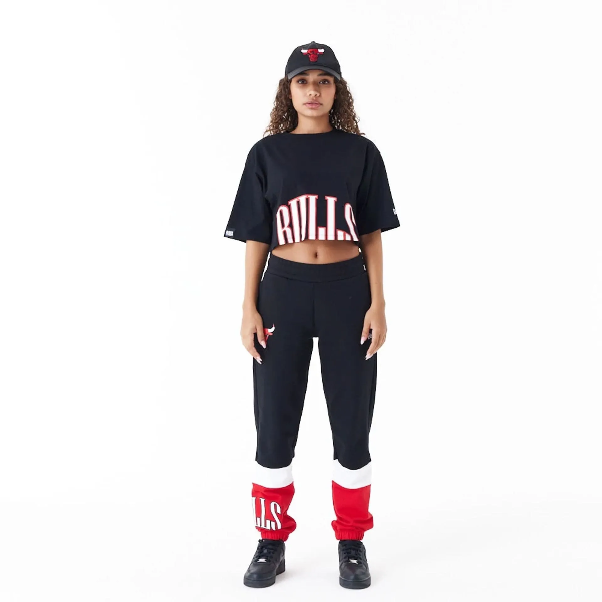 Chicago Bulls Womens NBA Team Wordmark Black Crop T-Shirt NEW ERA