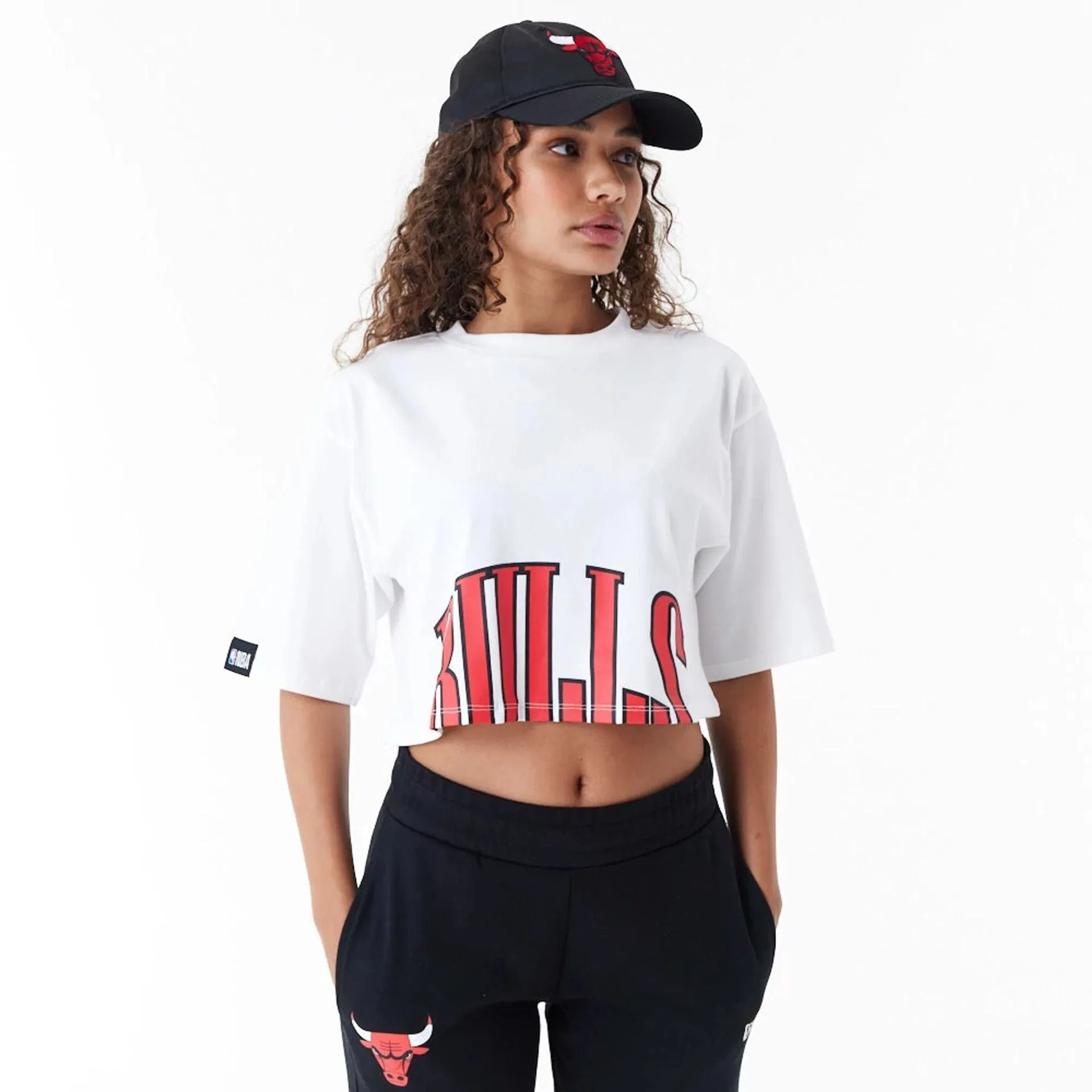 Chicago Bulls Womens NBA Team Wordmark White Crop T-Shirt NEW ERA