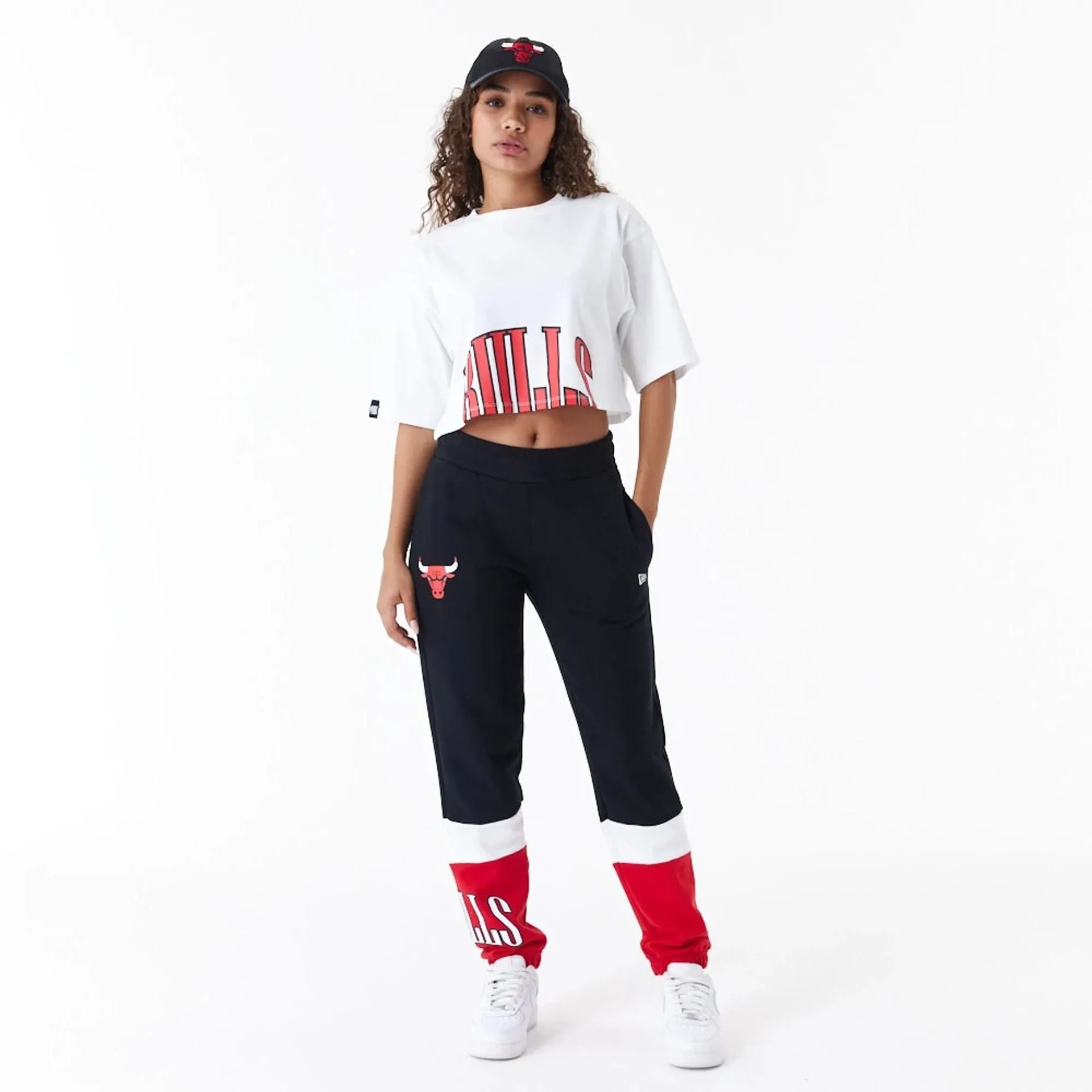Chicago Bulls Womens NBA Team Wordmark White Crop T-Shirt NEW ERA