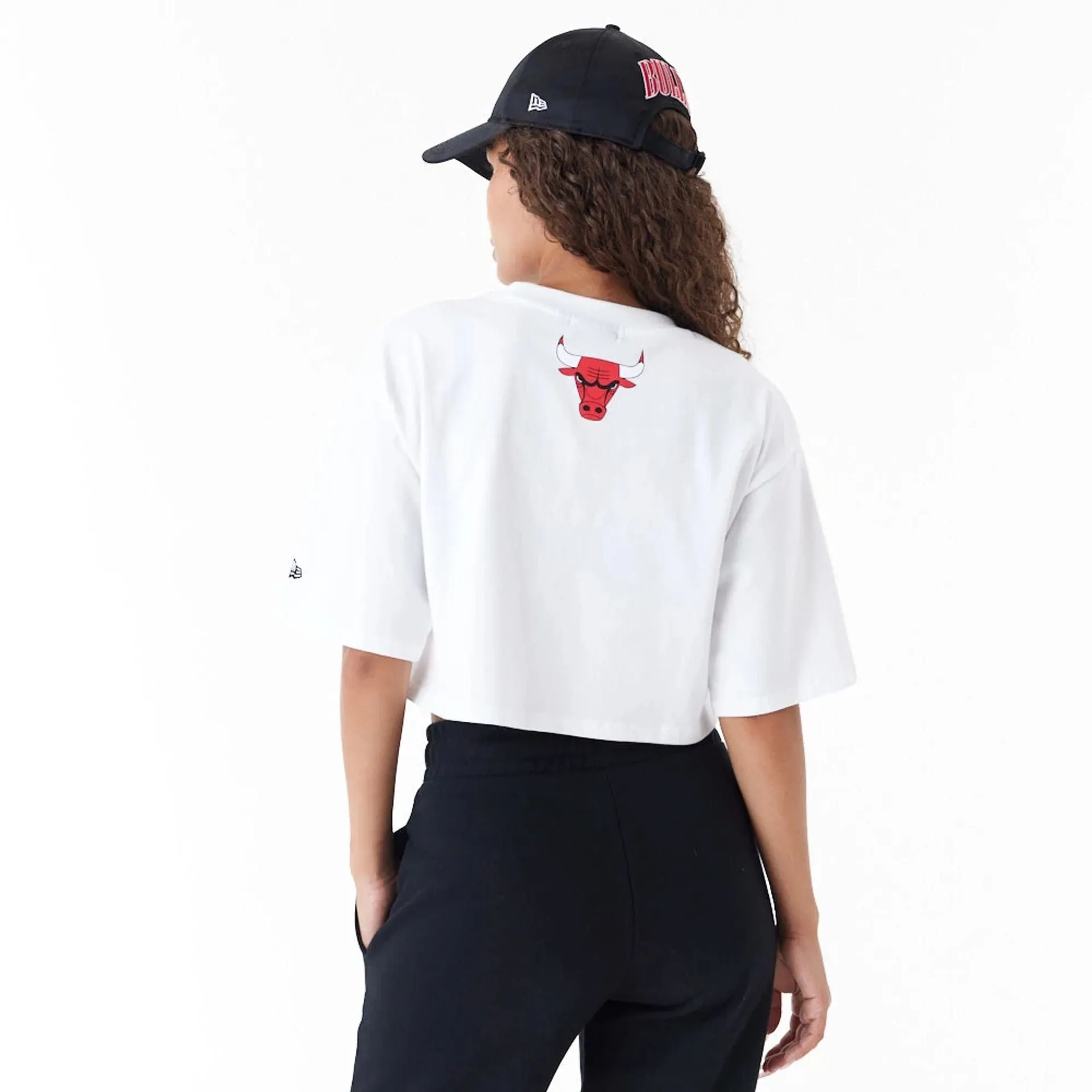 Chicago Bulls Womens NBA Team Wordmark White Crop T-Shirt NEW ERA