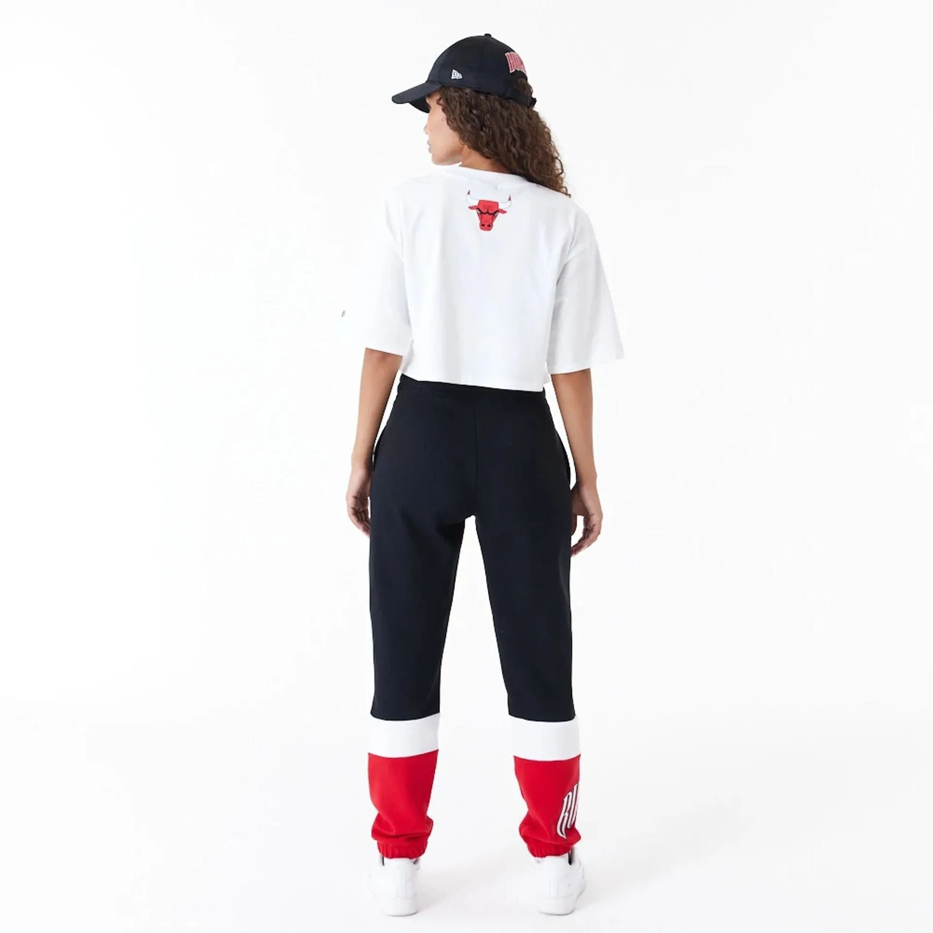 Chicago Bulls Womens NBA Team Wordmark White Crop T-Shirt NEW ERA