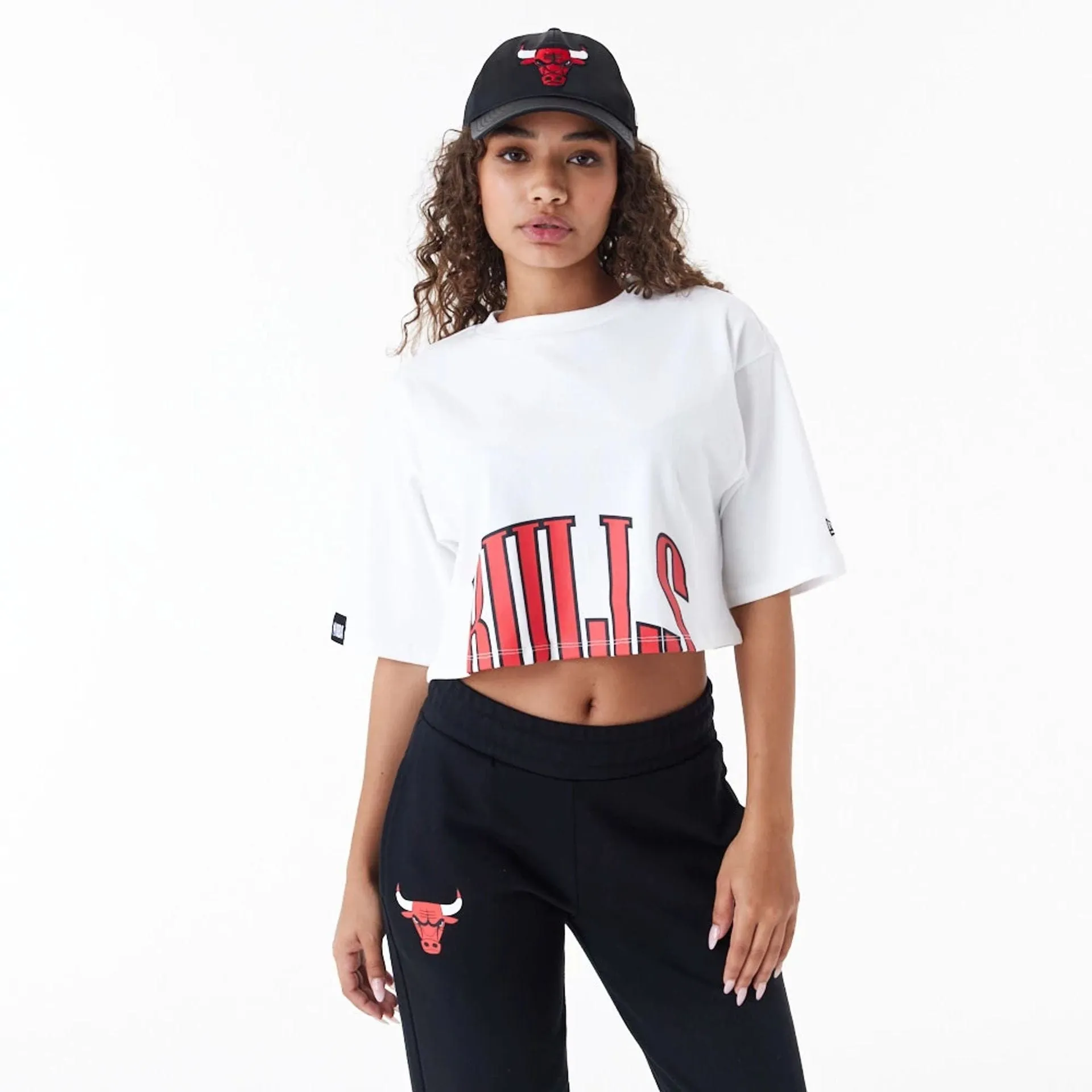 Chicago Bulls Womens NBA Team Wordmark White Crop T-Shirt NEW ERA