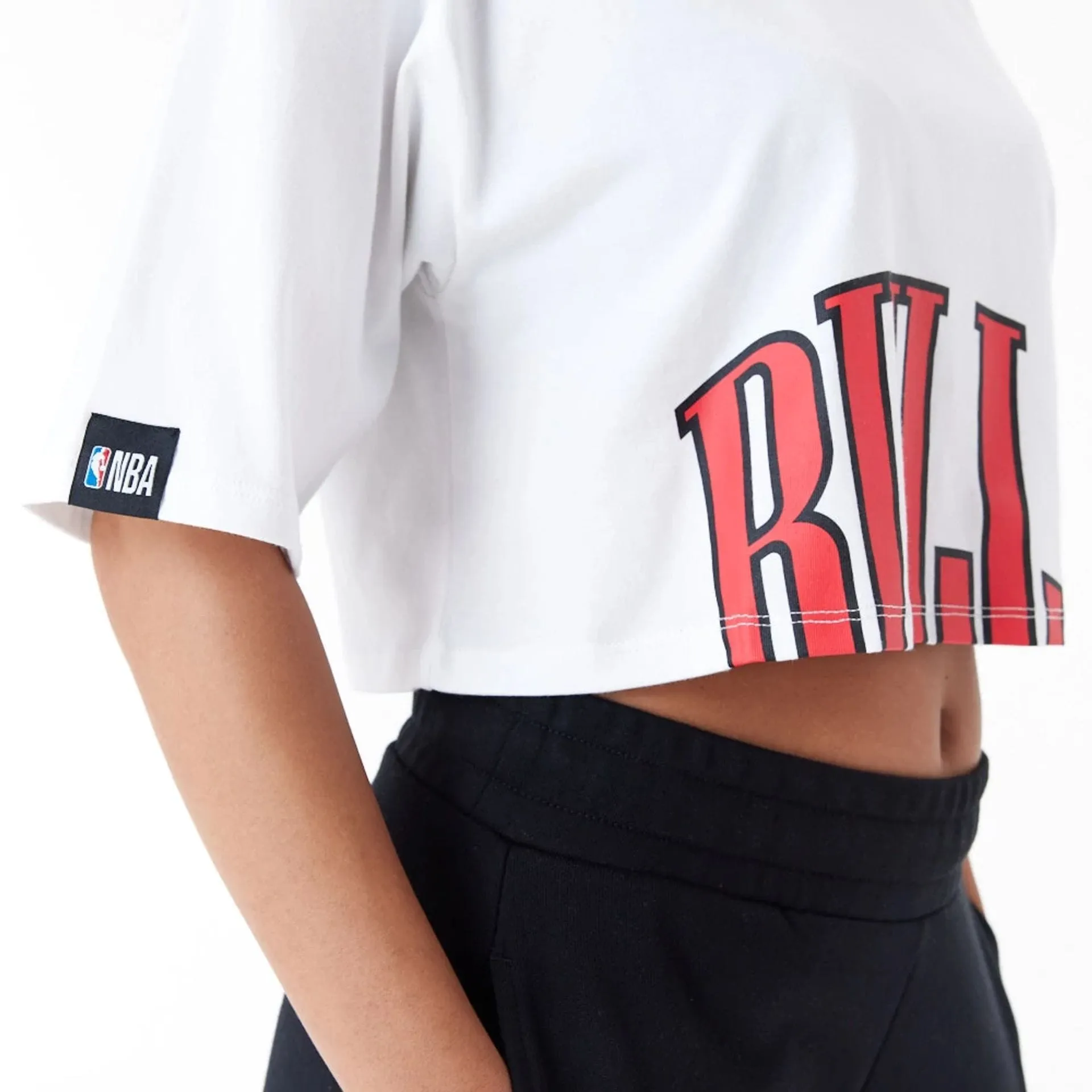 Chicago Bulls Womens NBA Team Wordmark White Crop T-Shirt NEW ERA
