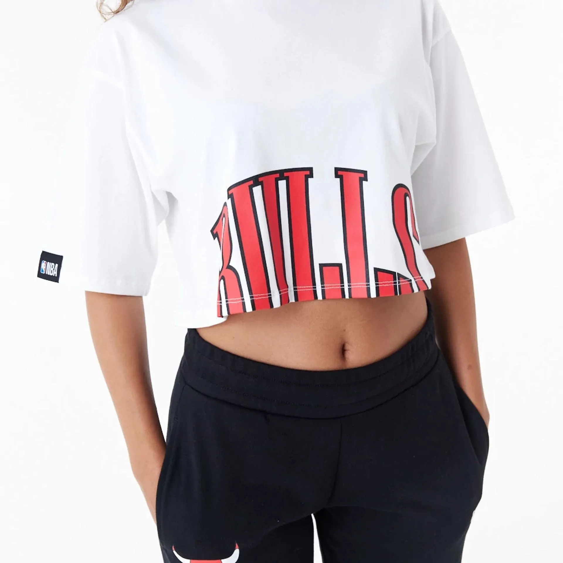 Chicago Bulls Womens NBA Team Wordmark White Crop T-Shirt NEW ERA