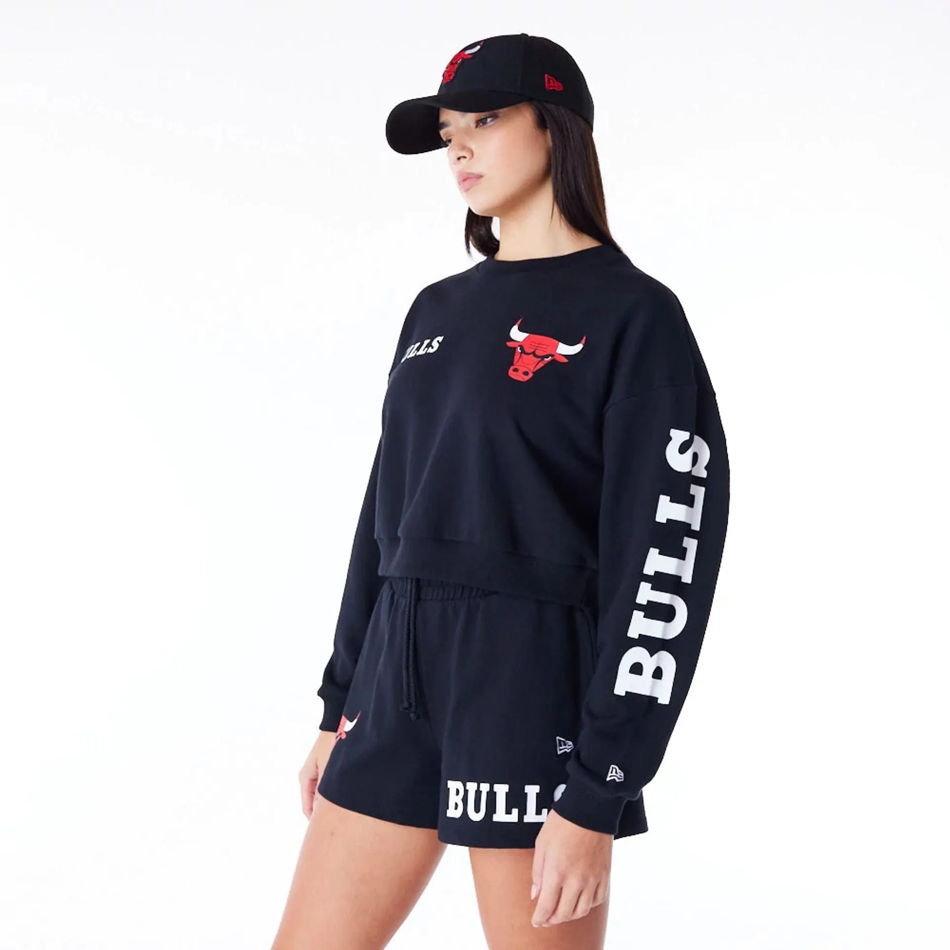 Chicago Bulls Womens NBA Wordmark Black Crop Crew Neck Sweatshirt NEW ERA