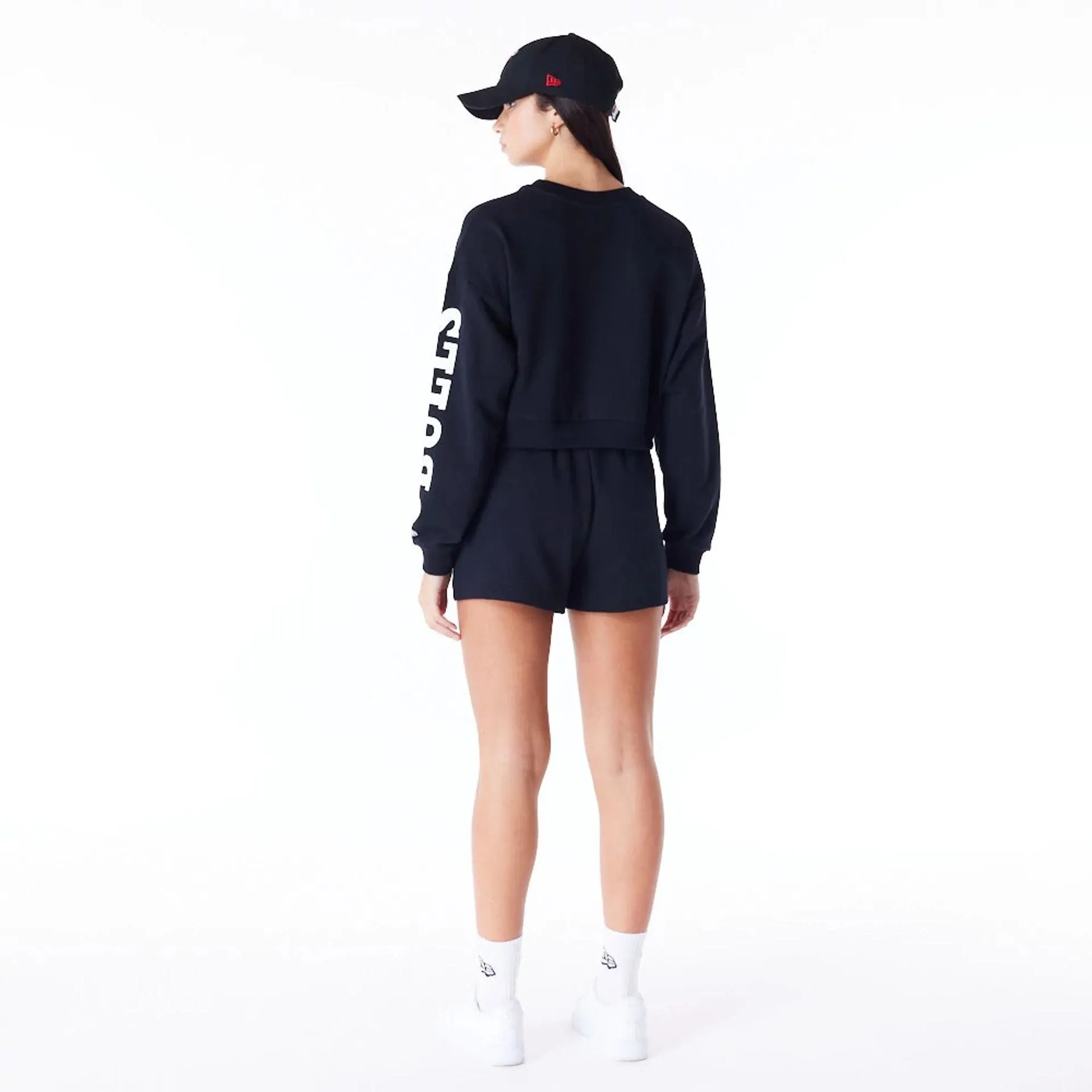 Chicago Bulls Womens NBA Wordmark Black Crop Crew Neck Sweatshirt NEW ERA