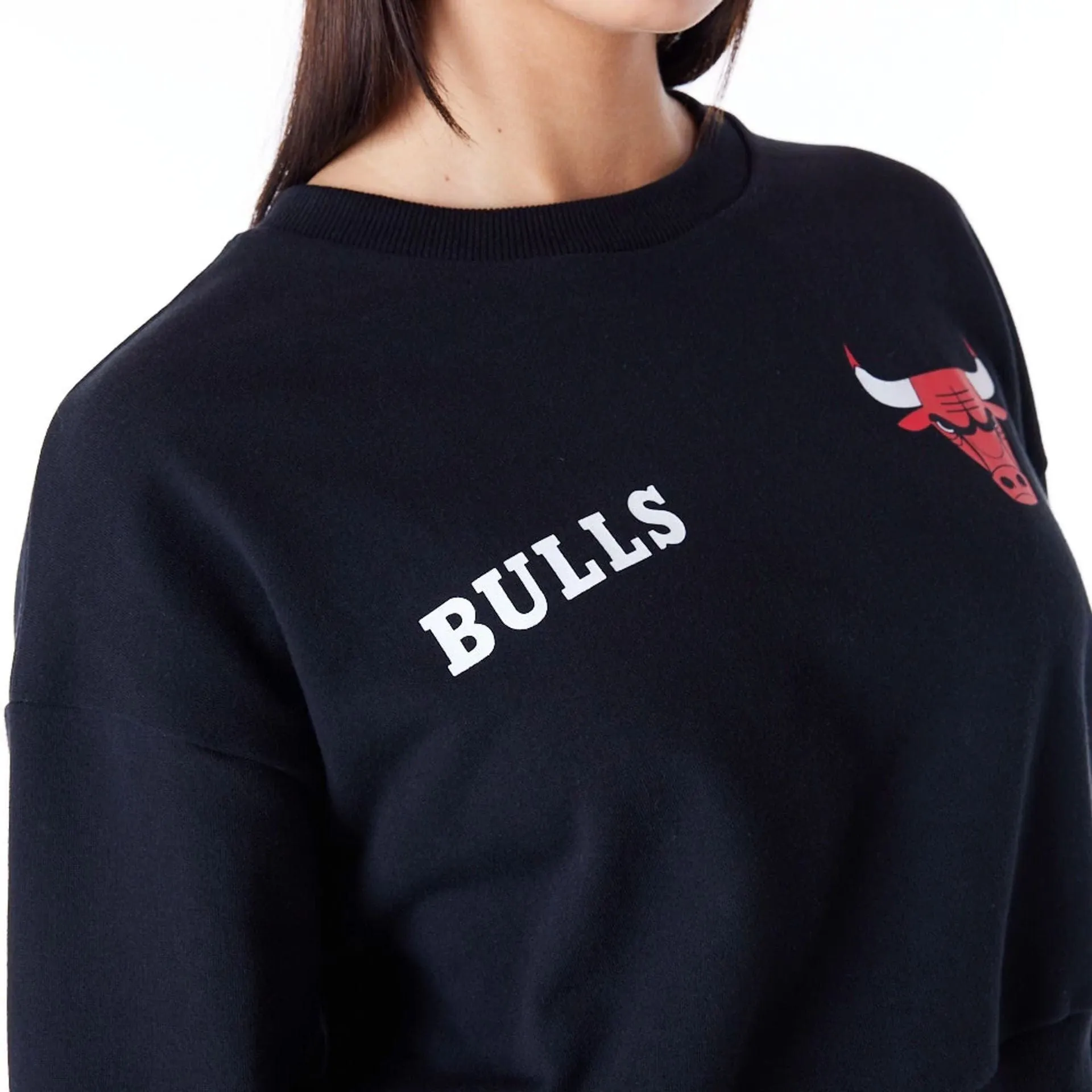 Chicago Bulls Womens NBA Wordmark Black Crop Crew Neck Sweatshirt NEW ERA