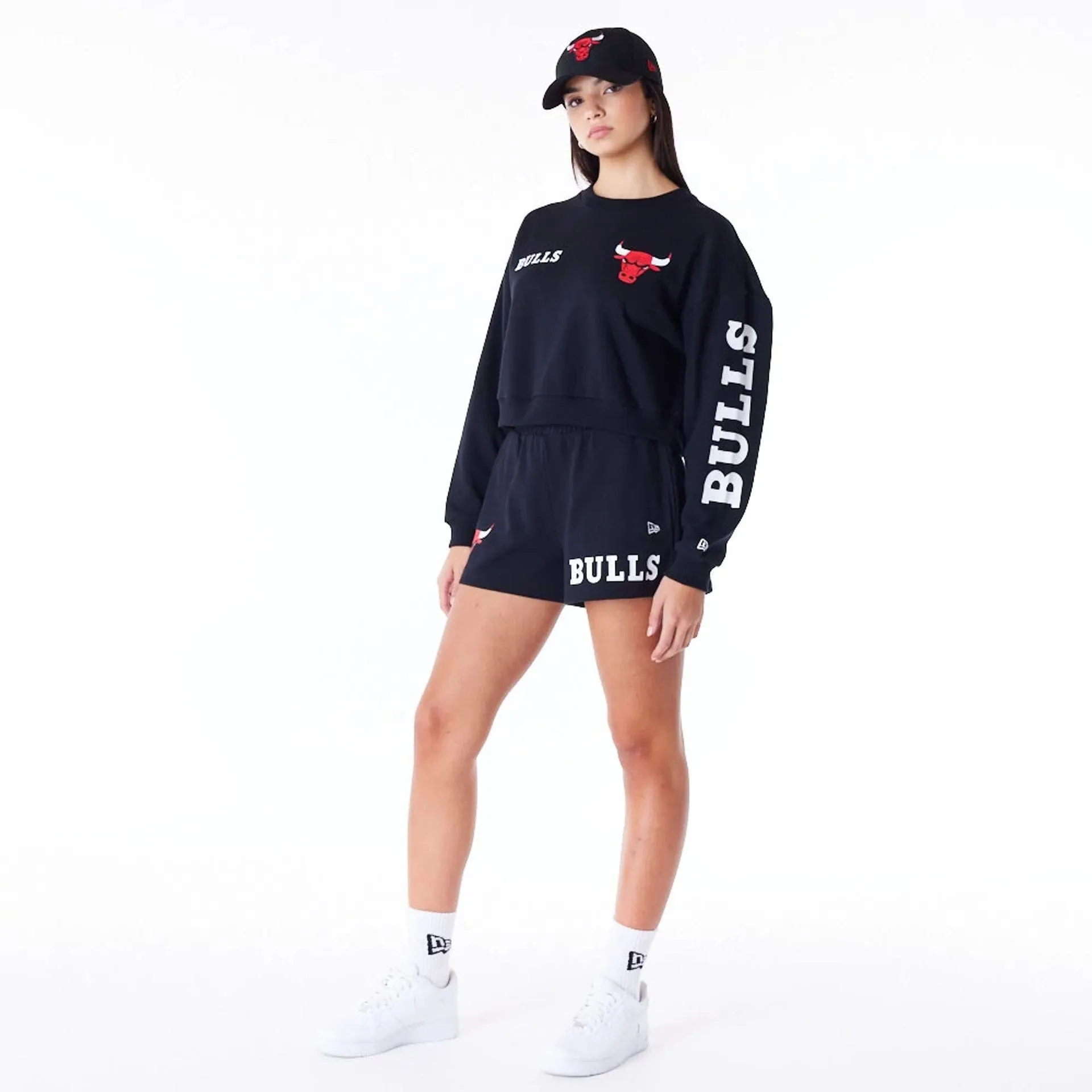 Chicago Bulls Womens NBA Wordmark Black Crop Crew Neck Sweatshirt NEW ERA