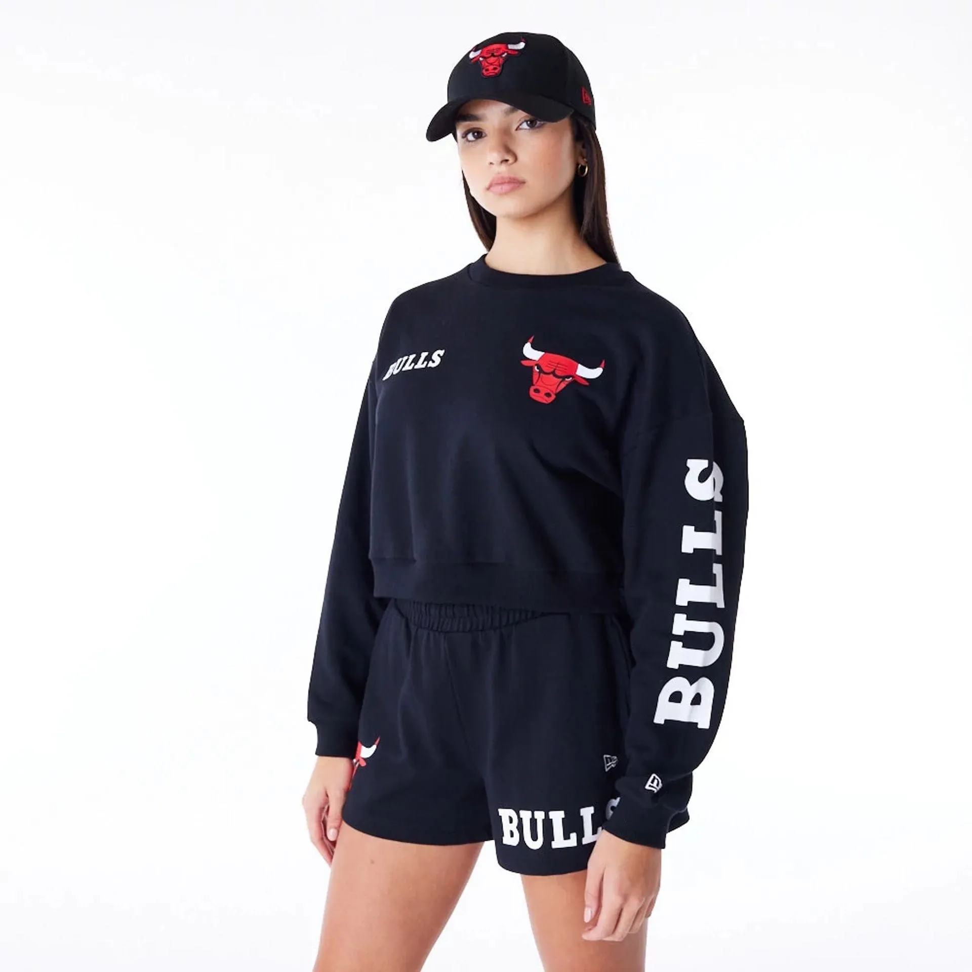Chicago Bulls Womens NBA Wordmark Black Crop Crew Neck Sweatshirt NEW ERA