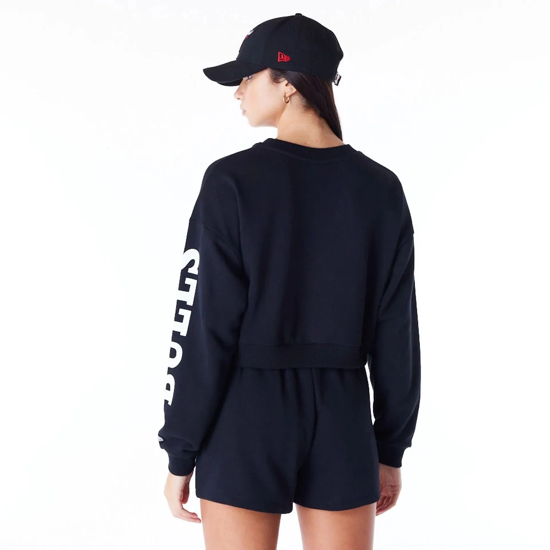 Chicago Bulls Womens NBA Wordmark Black Crop Crew Neck Sweatshirt NEW ERA