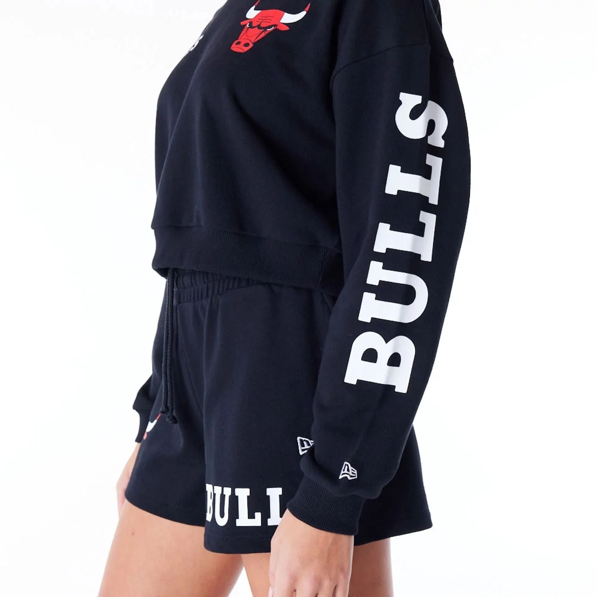 Chicago Bulls Womens NBA Wordmark Black Crop Crew Neck Sweatshirt NEW ERA