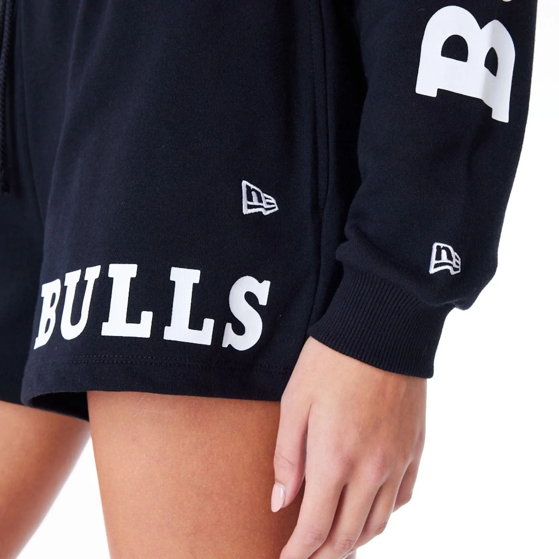 Chicago Bulls Womens NBA Wordmark Black Crop Crew Neck Sweatshirt NEW ERA