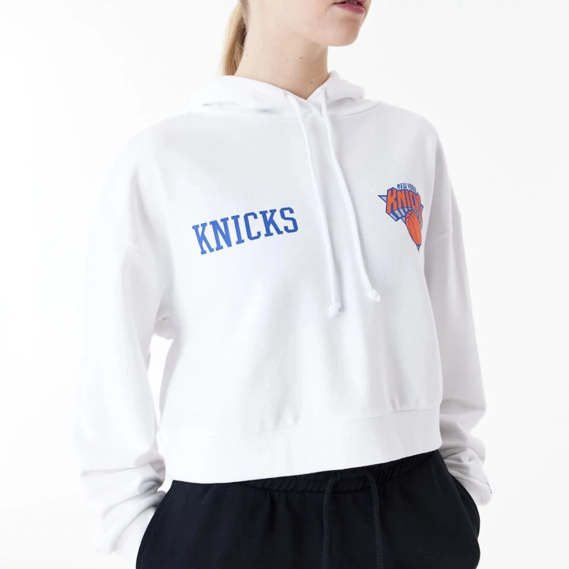 New York Knicks Womens NBA Team Logo White Crop Pullover Hoodie NEW ERA