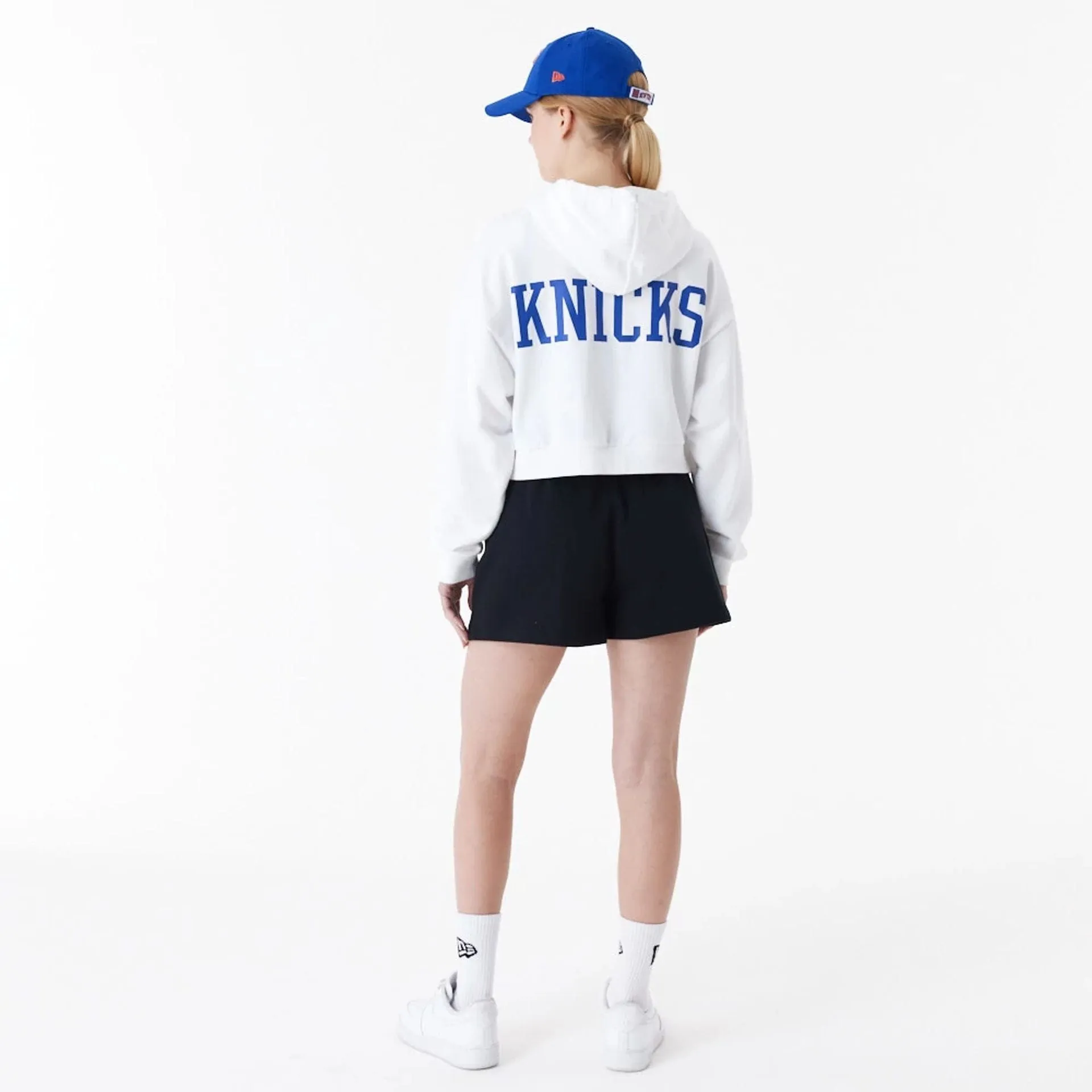 New York Knicks Womens NBA Team Logo White Crop Pullover Hoodie NEW ERA