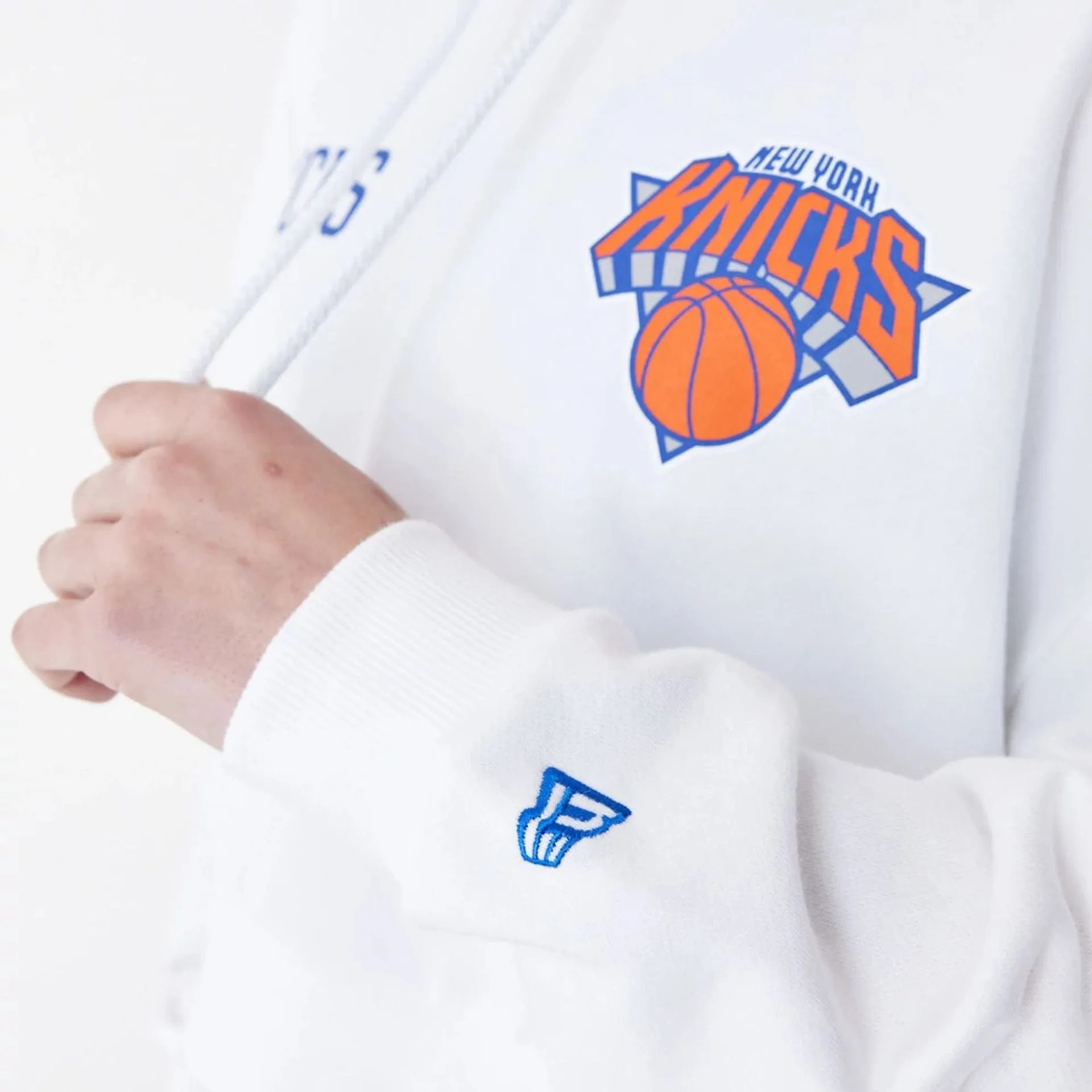 New York Knicks Womens NBA Team Logo White Crop Pullover Hoodie NEW ERA