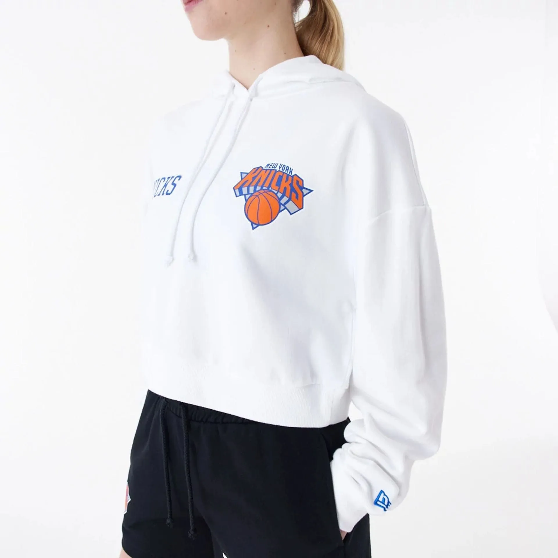 New York Knicks Womens NBA Team Logo White Crop Pullover Hoodie NEW ERA