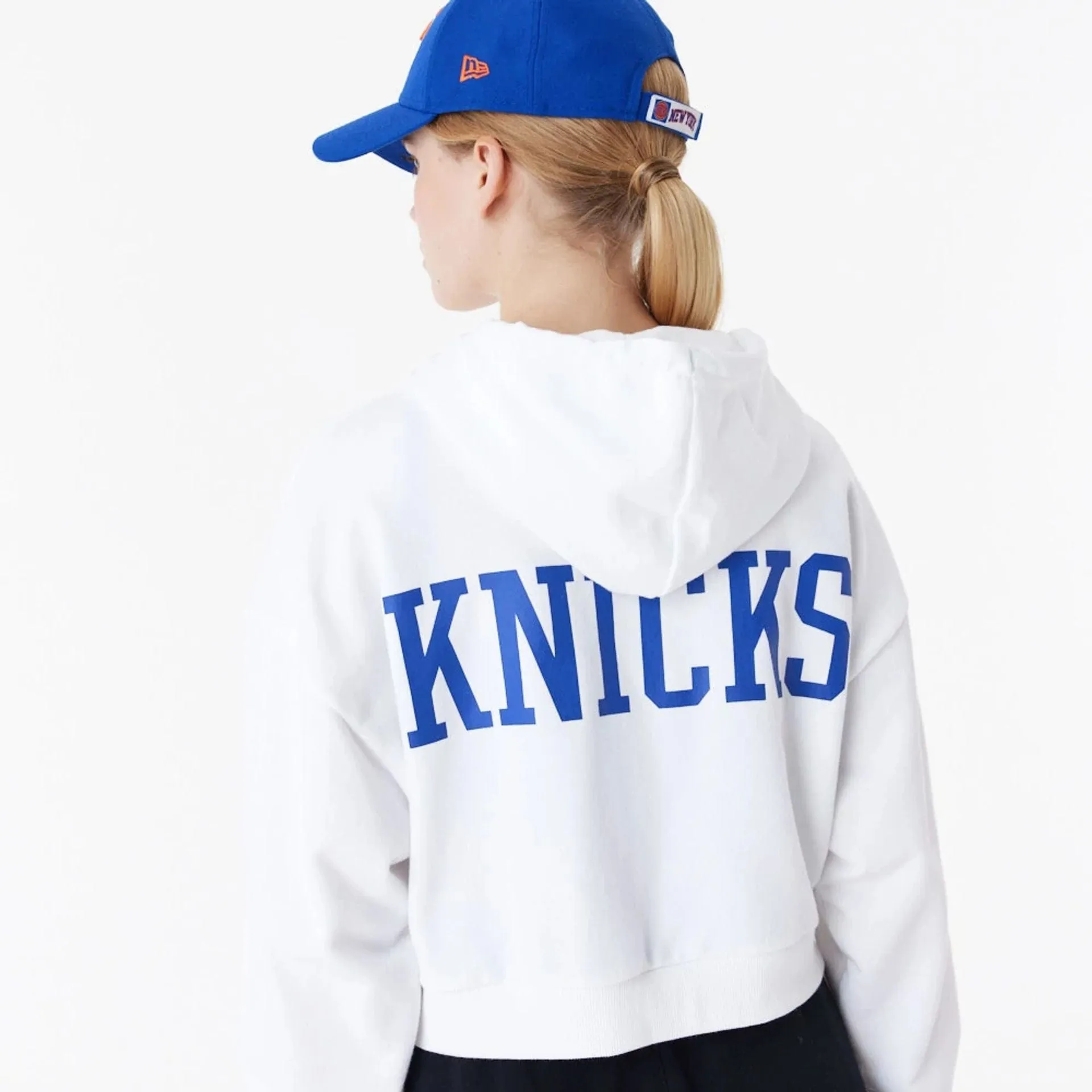 New York Knicks Womens NBA Team Logo White Crop Pullover Hoodie NEW ERA